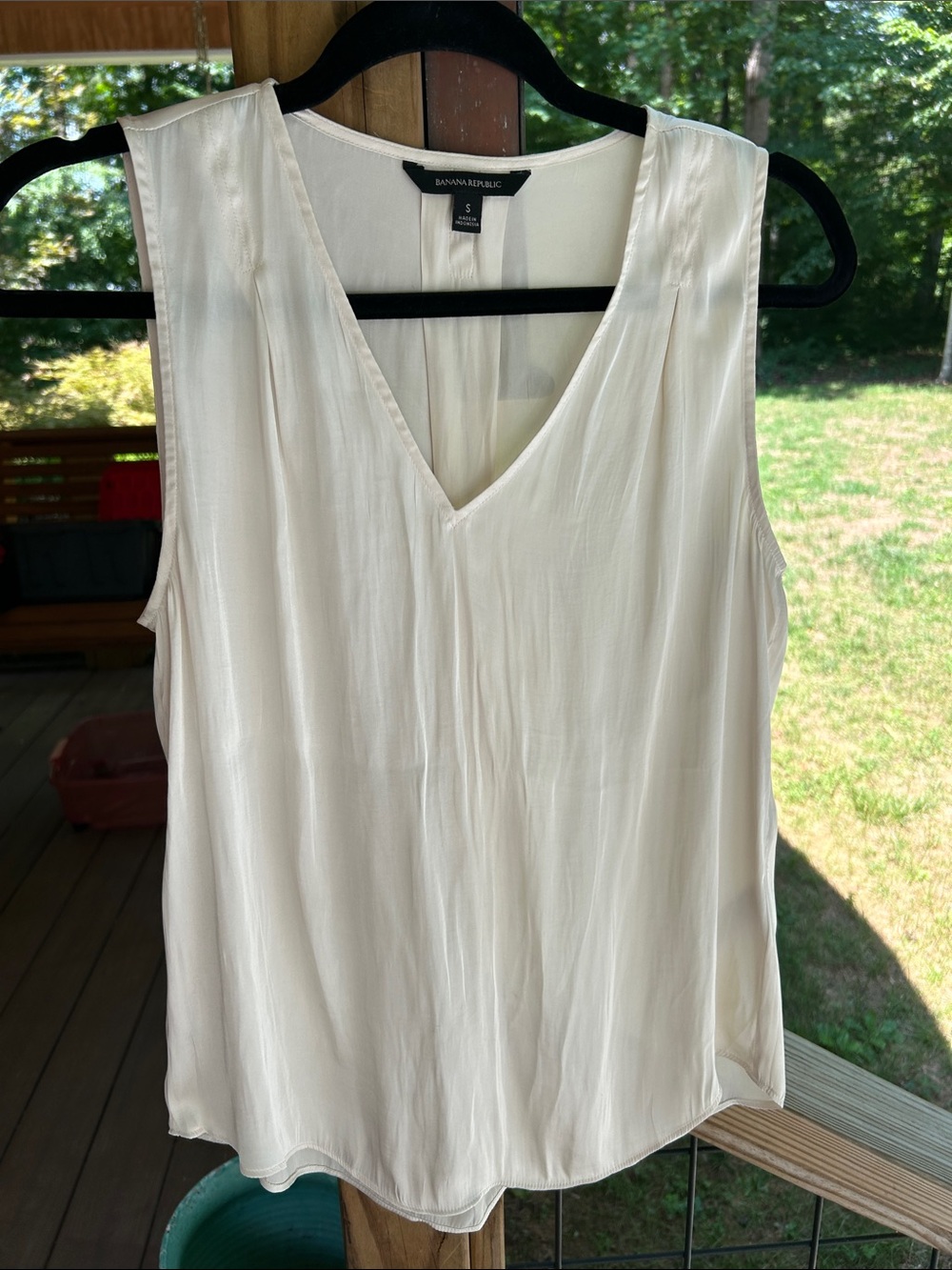 Banana Republic Cream V-Neck Silk-Feel Sleeveless Camisole